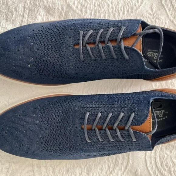 G.H. Bass & Co: NWOT Navy with Brown Leather Trim Lace Up Casual Shoes, Size 13.